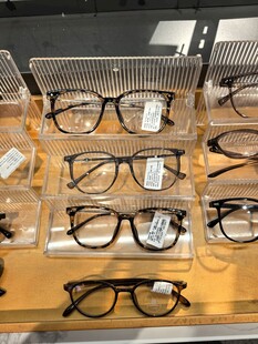 展示架上的多样时尚眼镜