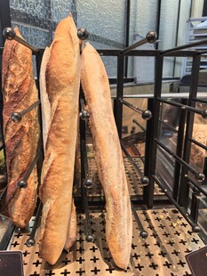 面包店内的美味法棍展示