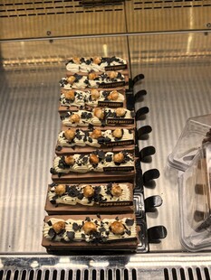 多样寿司整齐陈列