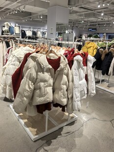 商场内的冬季服装陈列