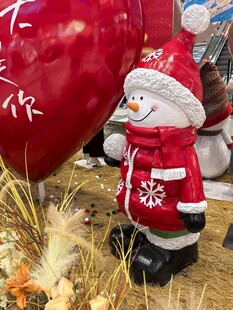 圣诞雪人装饰节日氛围浓