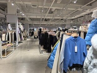 宽敞服装店展示多样服饰