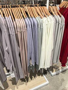 多样色彩服装挂架陈列