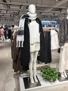 时尚服装店的模特陈列展示