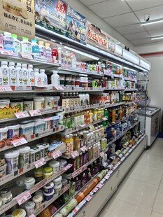 超市内琳琅满目的货架商品