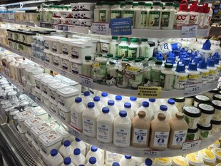 超市货架上的多样饮品