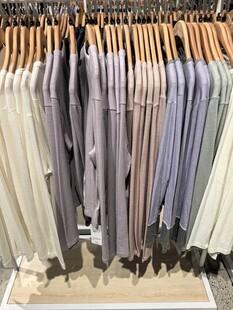 整齐排列的多样款式衬衫
