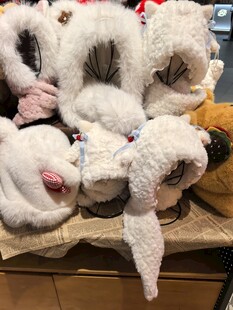 可爱毛绒玩具堆在一起