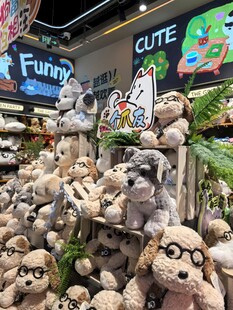 可爱毛绒玩具摆满货架