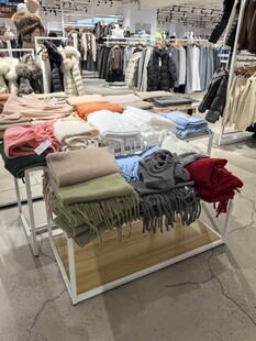 时尚衣物陈列展示场景