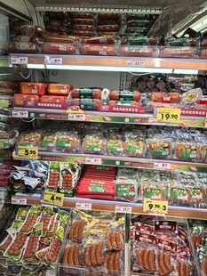 超市货架上琳琅满目的商品