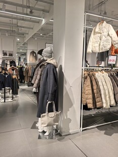 时尚服装店内部陈列展示