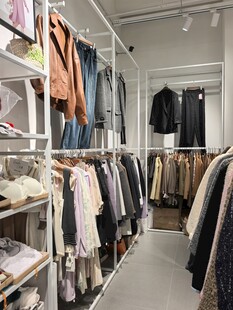 时尚服装店内部陈列展示