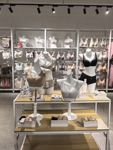 时尚饰品店内陈列展示