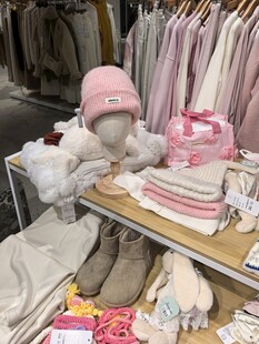 可爱粉色系儿童用品陈列