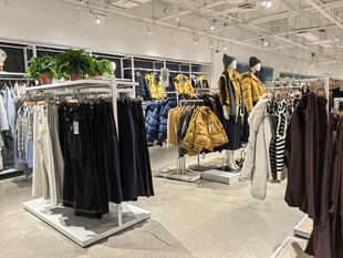 时尚服装店内景陈列展示