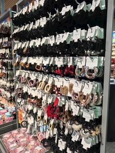 饰品货架展示多样小饰品