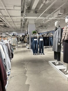 时尚服装店内部陈列展示