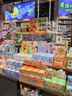 多彩零食摆满货架