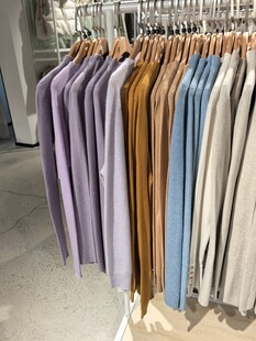 多彩衣物挂架展示