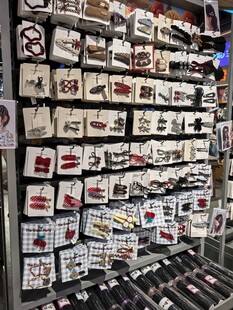 琳琅满目的徽章饰品展示架