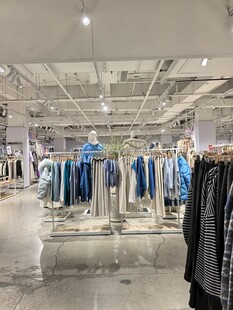 时尚服装店内部陈列展示