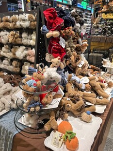 可爱玩偶摆满展示台