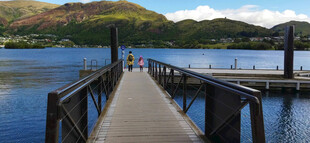 湖畔木栈桥风景