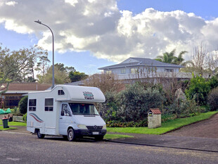 小镇户外停放的白色旅居房车