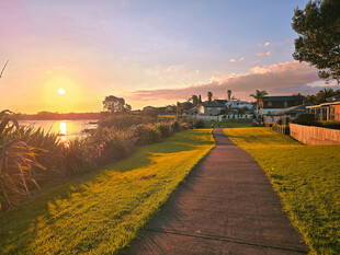 夕阳下的海滨小镇美景