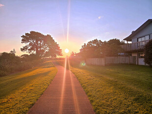 日出时分的宁静街道