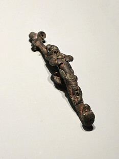 神人抱鱼铜带钩