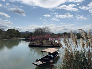 湖畔小船悠悠景