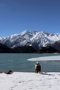 雪山湖泊