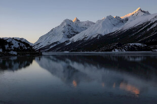 雪山湖泊