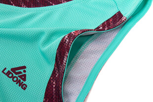 阿迪达斯泳衣细节特写