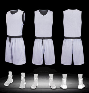 白色篮球运动套装及配件