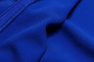 蓝色柔软布料细节特写