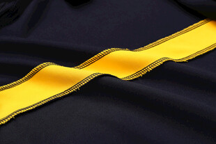 黑色布料上的黄色波浪丝带