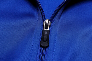 蓝色衣物上的金属拉链细节