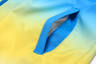 黄蓝拼接衣物开口细节