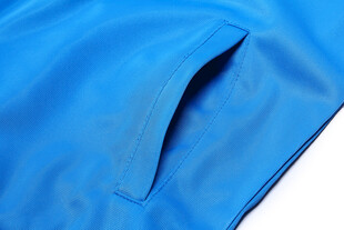 蓝色衣物口袋细节特写