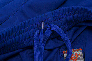 蓝色羽绒服拉链细节特写