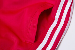 红色带白条纹运动服饰