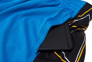 蓝色上衣搭配黑色裤子