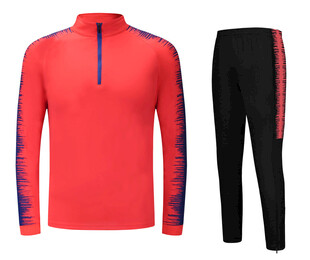 红色半拉链上衣配黑长裤