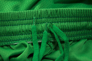 绿色运动裤腰部细节特写