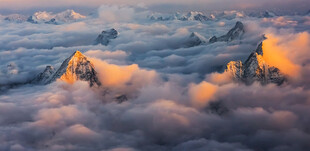 云海之上的壮丽雪山日出