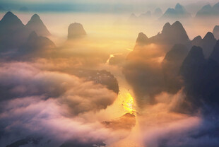 云海中的梦幻金色山峰