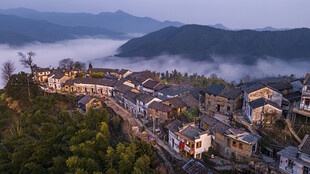 山间云雾缭绕的古朴村落